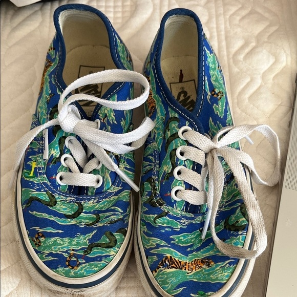 Vans Other - Vans Kids Vibrant Blue Jungle Sneakers Size 1